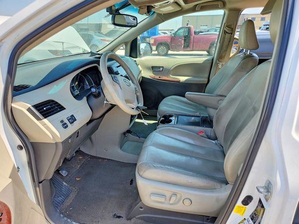 2012 TOYOTA SIENNA