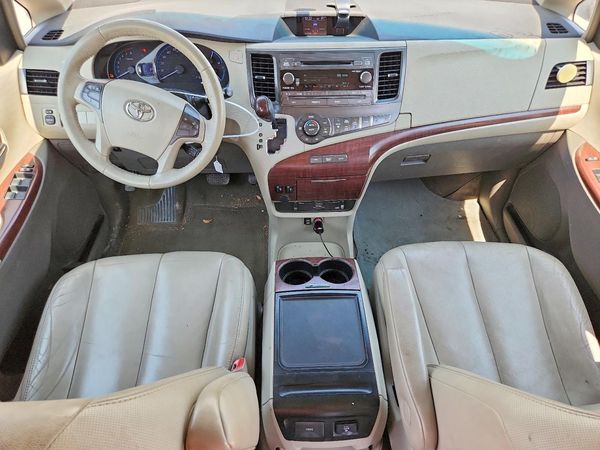 2012 TOYOTA SIENNA