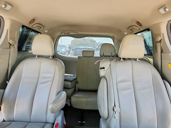 2012 TOYOTA SIENNA