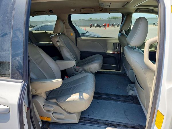 2012 TOYOTA SIENNA