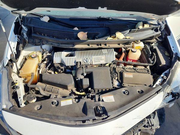 2017 TOYOTA PRIUS — Engine bay