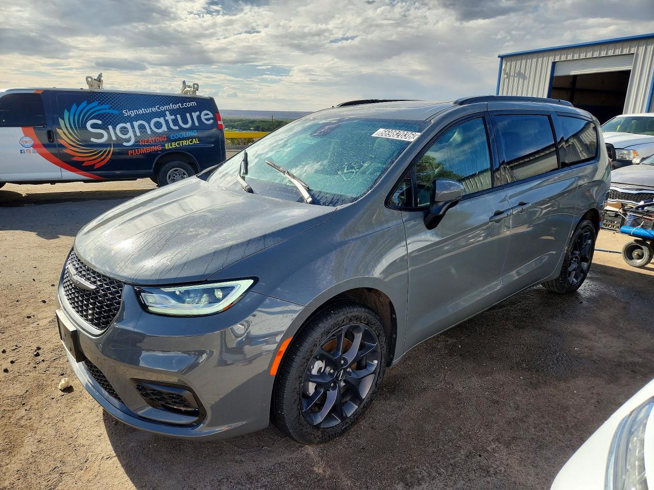 2023 CHRYSLER PACIFICA Touring L — Front 3/4