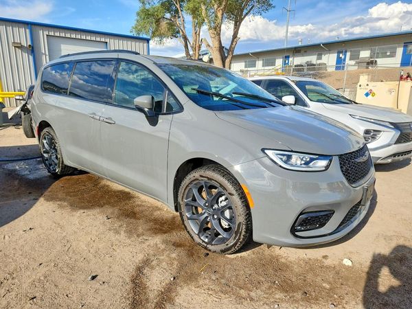 2023 CHRYSLER PACIFICA Touring L — Passenger 3/4