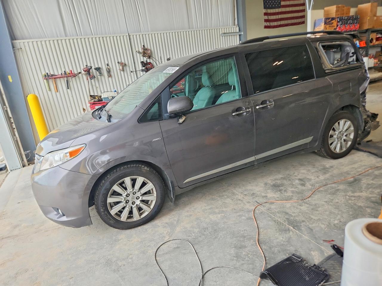 2017 TOYOTA SIENNA