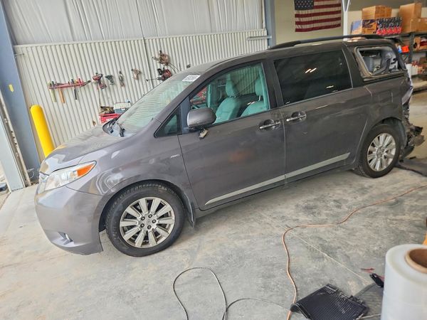 2017 TOYOTA SIENNA