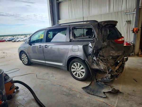 2017 TOYOTA SIENNA