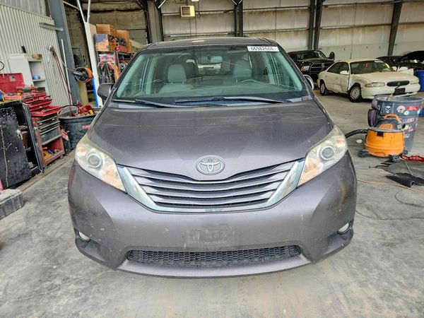 2017 TOYOTA SIENNA