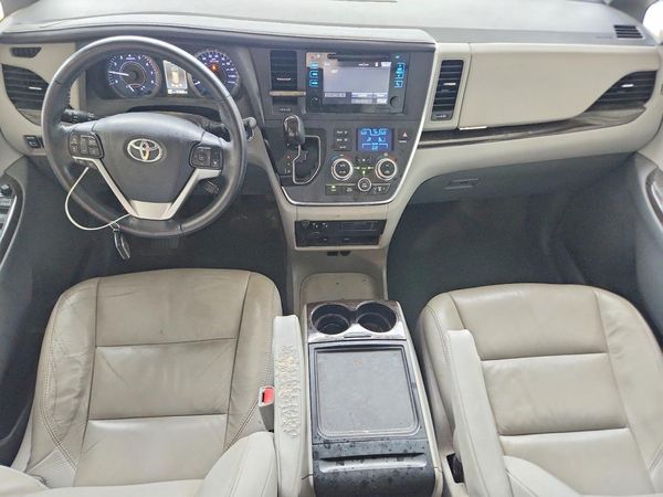 2017 TOYOTA SIENNA