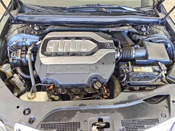 2014 ACURA RLX Advance — Engine bay