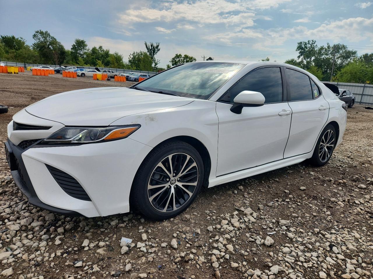 2020 TOYOTA CAMRY SE — Front 3/4