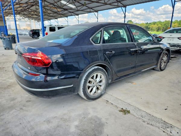 2018 VOLKSWAGEN PASSAT S, R-Line