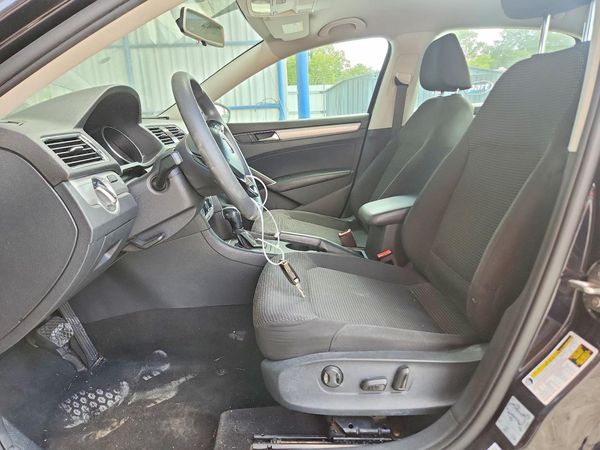 2018 VOLKSWAGEN PASSAT S, R-Line