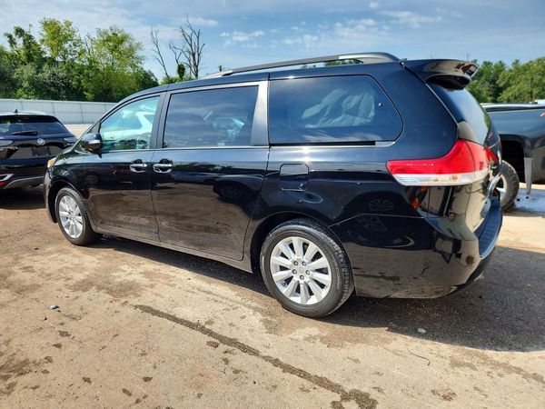2013 TOYOTA SIENNA