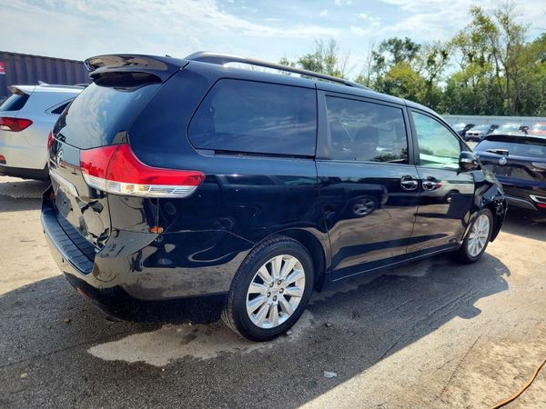2013 TOYOTA SIENNA