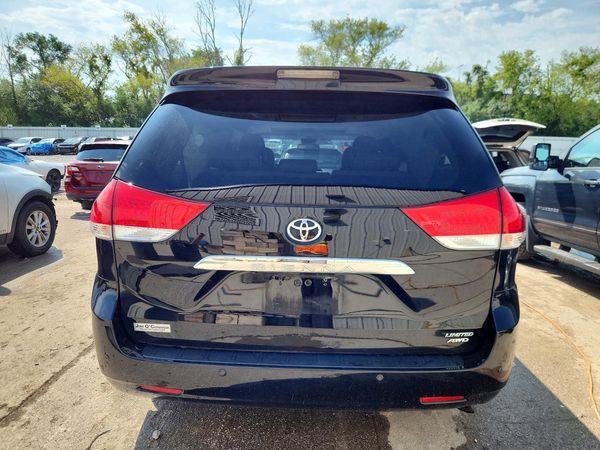 2013 TOYOTA SIENNA