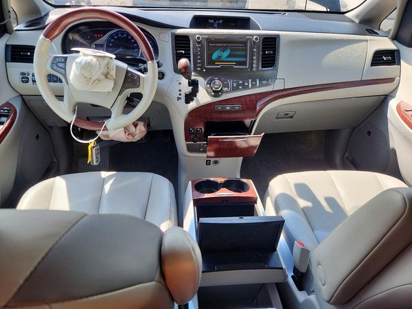 2013 TOYOTA SIENNA