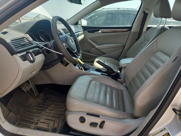 2017 VOLKSWAGEN PASSAT SEL Premium — DENT