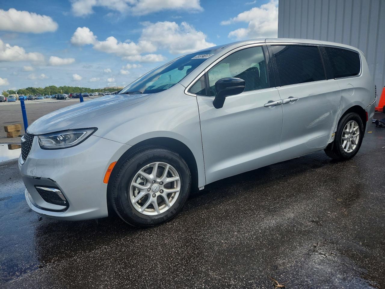 2026 CHRYSLER PACIFICA Select — Front 3/4