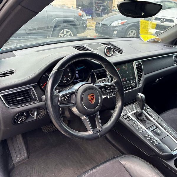 2017 PORSCHE MACAN