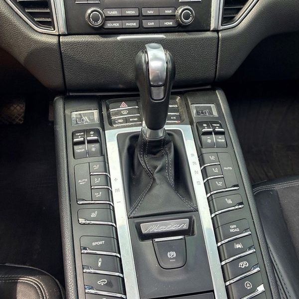 2017 PORSCHE MACAN
