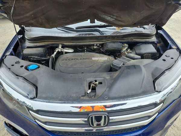 2017 HONDA PILOT TOURING — Engine bay