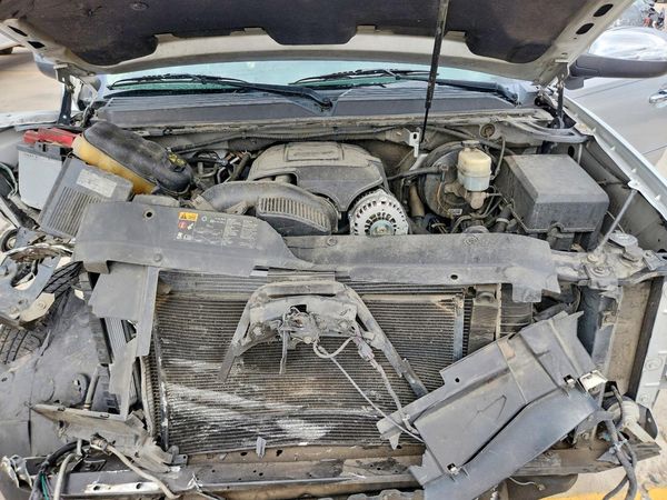 2012 CHEVROLET SUBURBAN LTZ — Engine bay