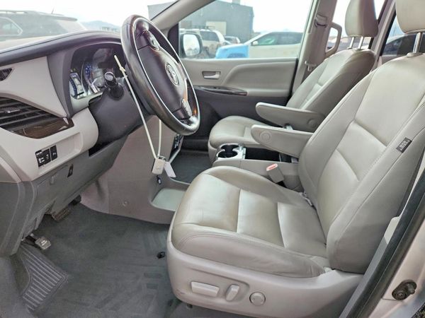 2020 TOYOTA SIENNA Q grade