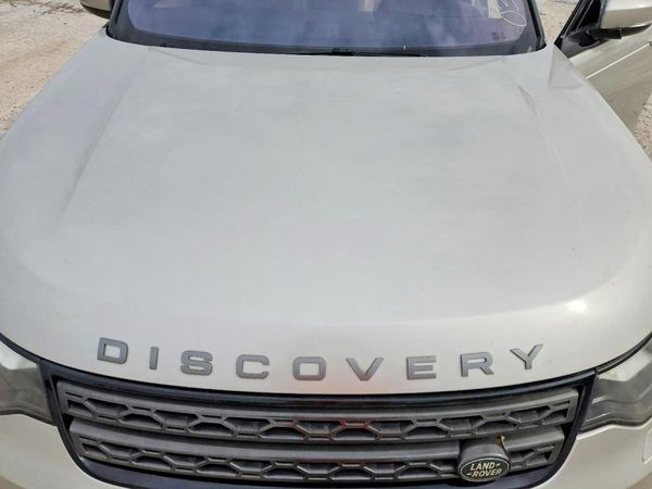 2017 LAND ROVER DISCOVERY SE — Engine bay