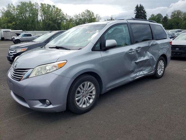2017 TOYOTA SIENNA