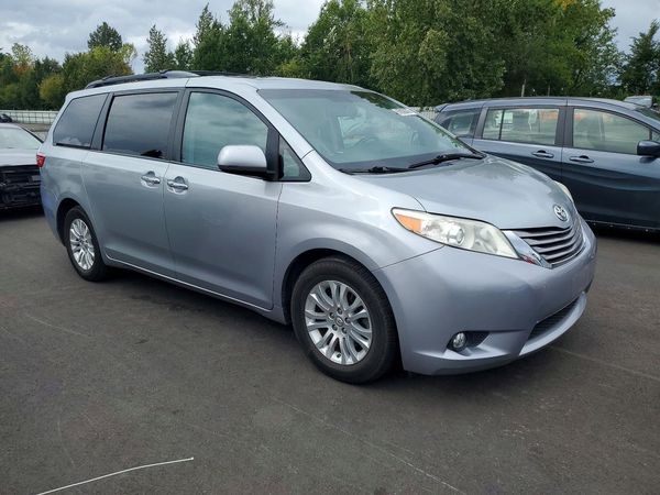 2017 TOYOTA SIENNA