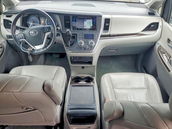 2017 TOYOTA SIENNA