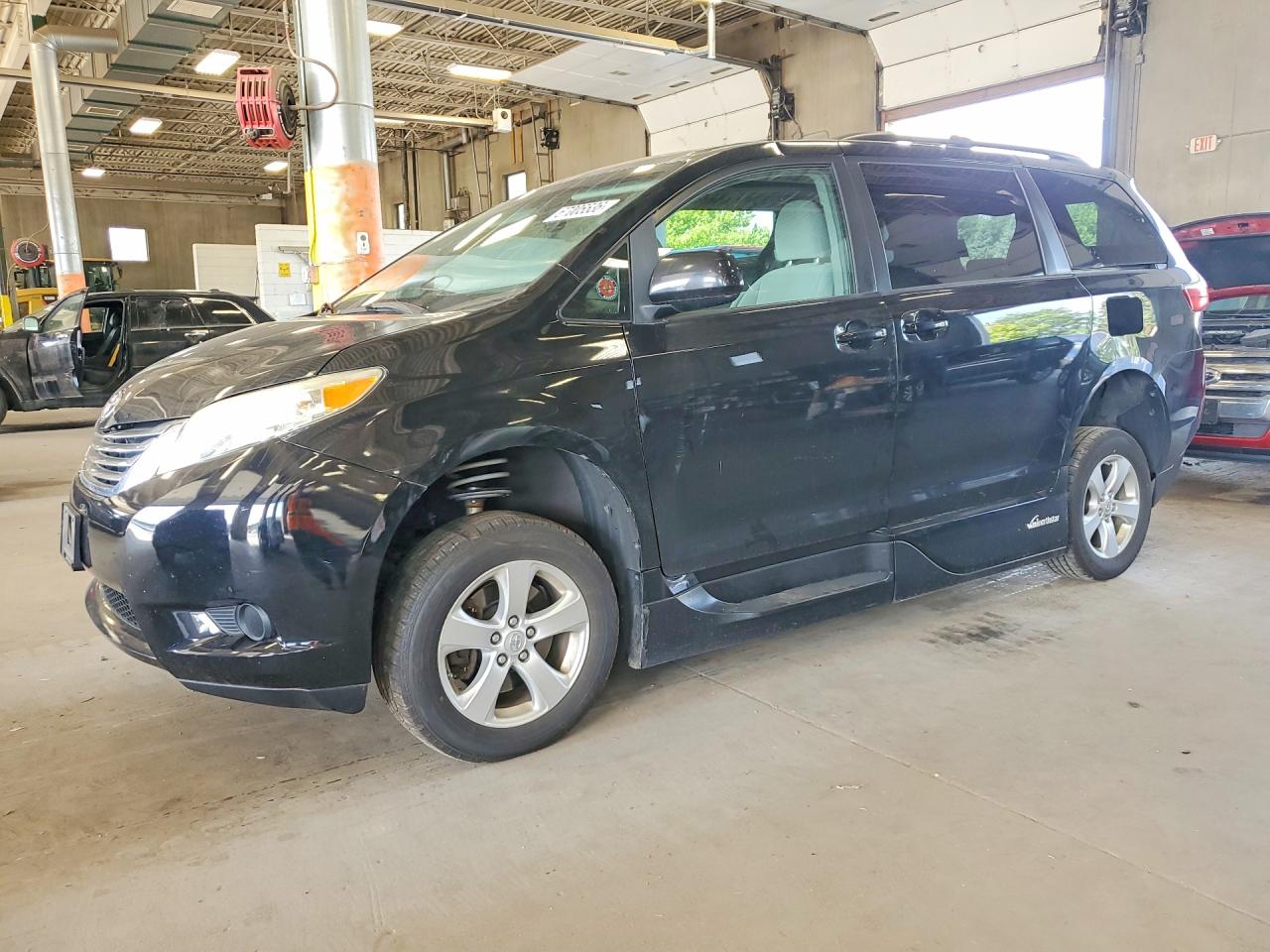 2015 TOYOTA SIENNA — Front 3/4