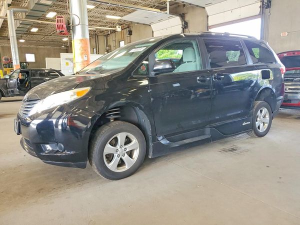 2015 TOYOTA SIENNA — Front 3/4