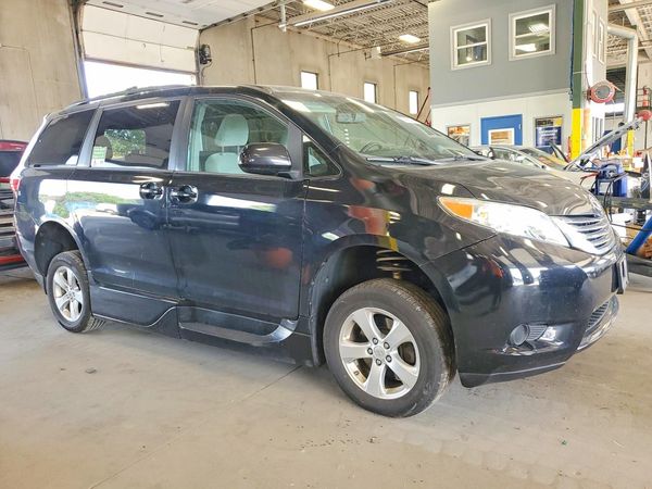 2015 TOYOTA SIENNA — Passenger 3/4
