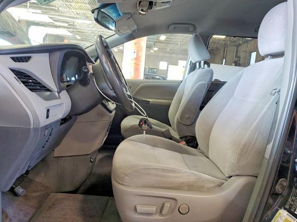 2015 TOYOTA SIENNA — DENT