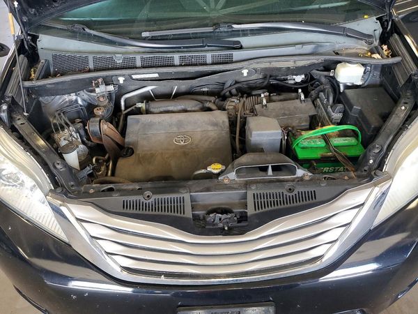 2015 TOYOTA SIENNA — Engine bay