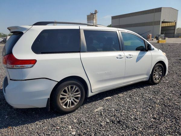 2013 TOYOTA SIENNA