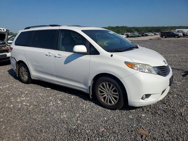 2013 TOYOTA SIENNA