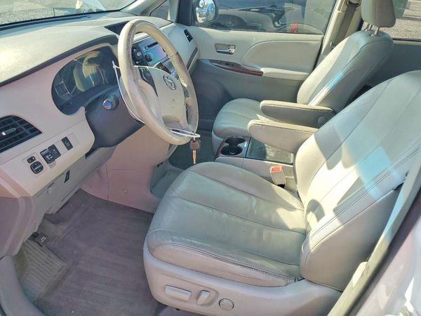 2013 TOYOTA SIENNA