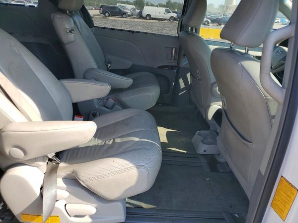 2013 TOYOTA SIENNA