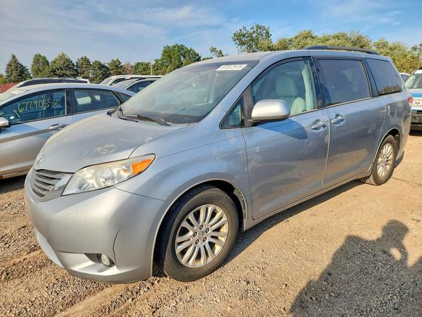 2014 TOYOTA SIENNA