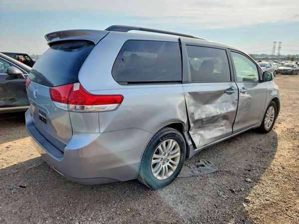 2014 TOYOTA SIENNA
