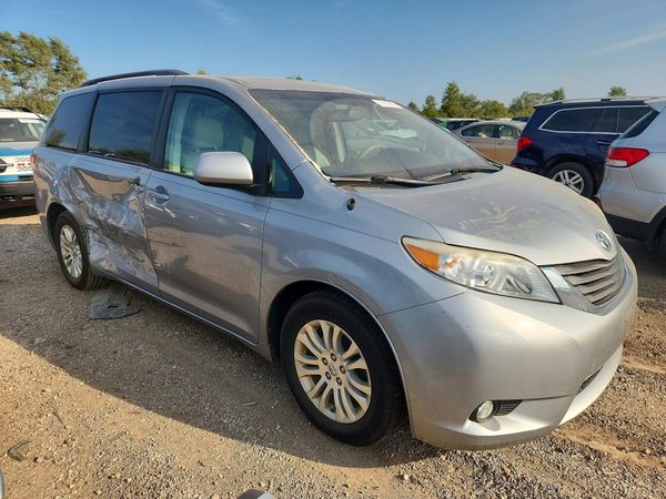 2014 TOYOTA SIENNA