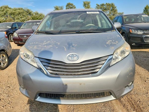 2014 TOYOTA SIENNA