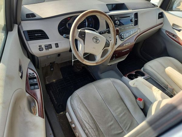 2014 TOYOTA SIENNA