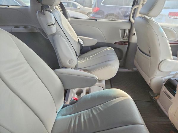 2014 TOYOTA SIENNA