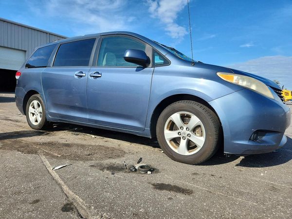 2014 TOYOTA SIENNA