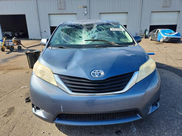 2014 TOYOTA SIENNA