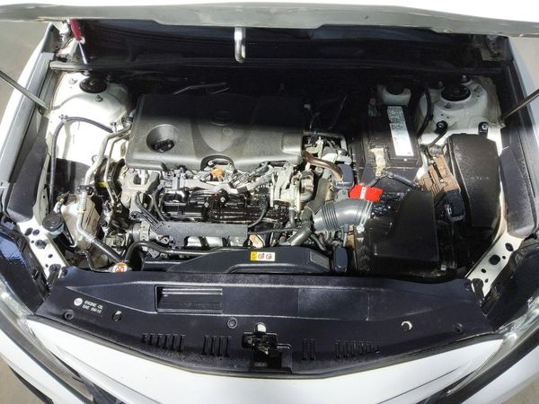 2020 TOYOTA CAMRY SE — Engine bay