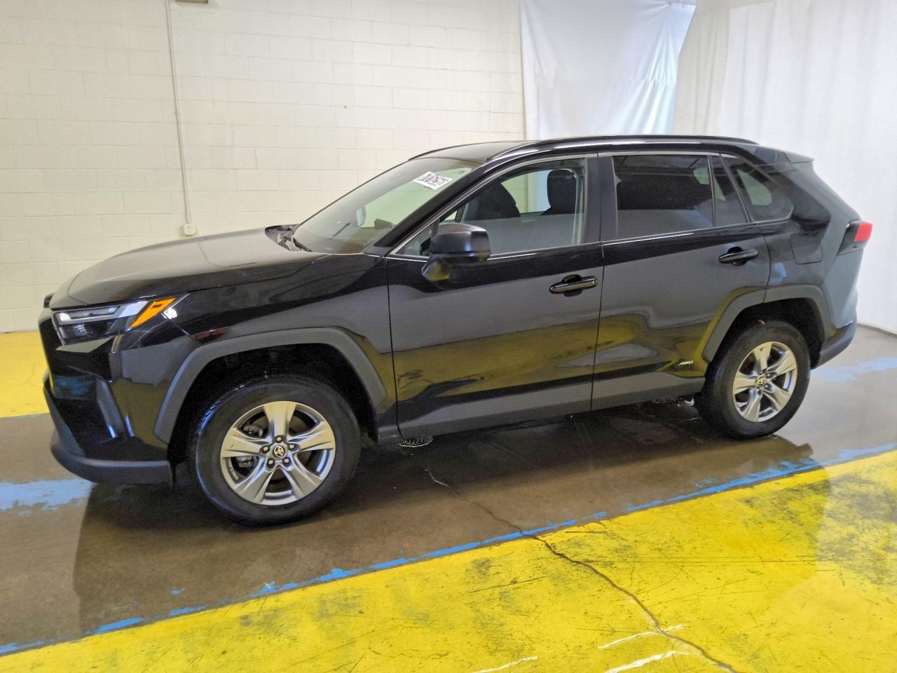 2024 TOYOTA RAV4 LE — Front 3/4